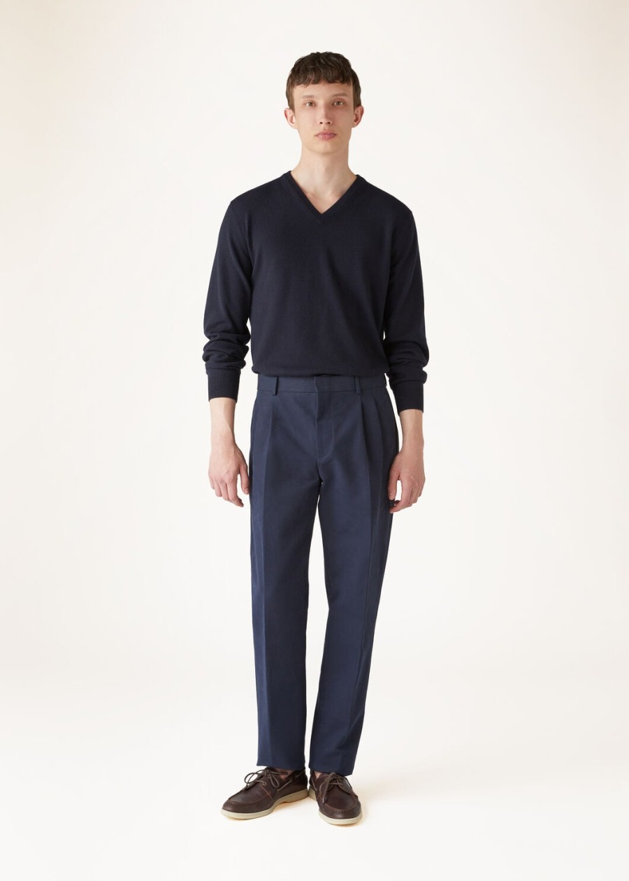 klasyczny sweter z dekoltem w serek baby cashmere w kolorze granatowym