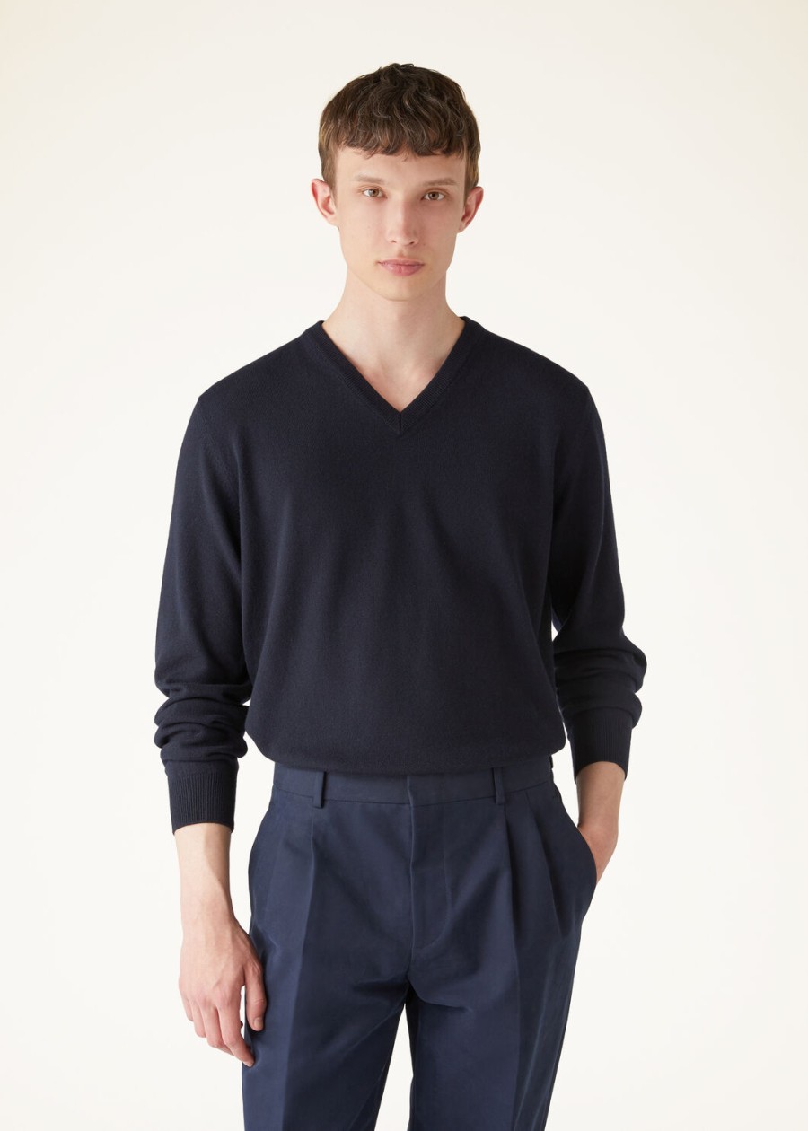 klasyczny sweter z dekoltem w serek baby cashmere w kolorze granatowym