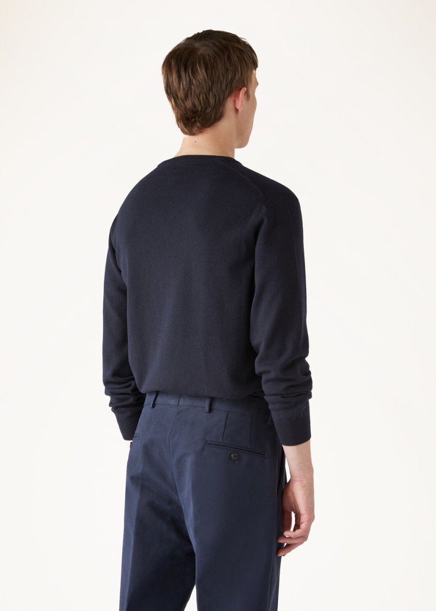 klasyczny sweter z dekoltem w serek baby cashmere w kolorze granatowym