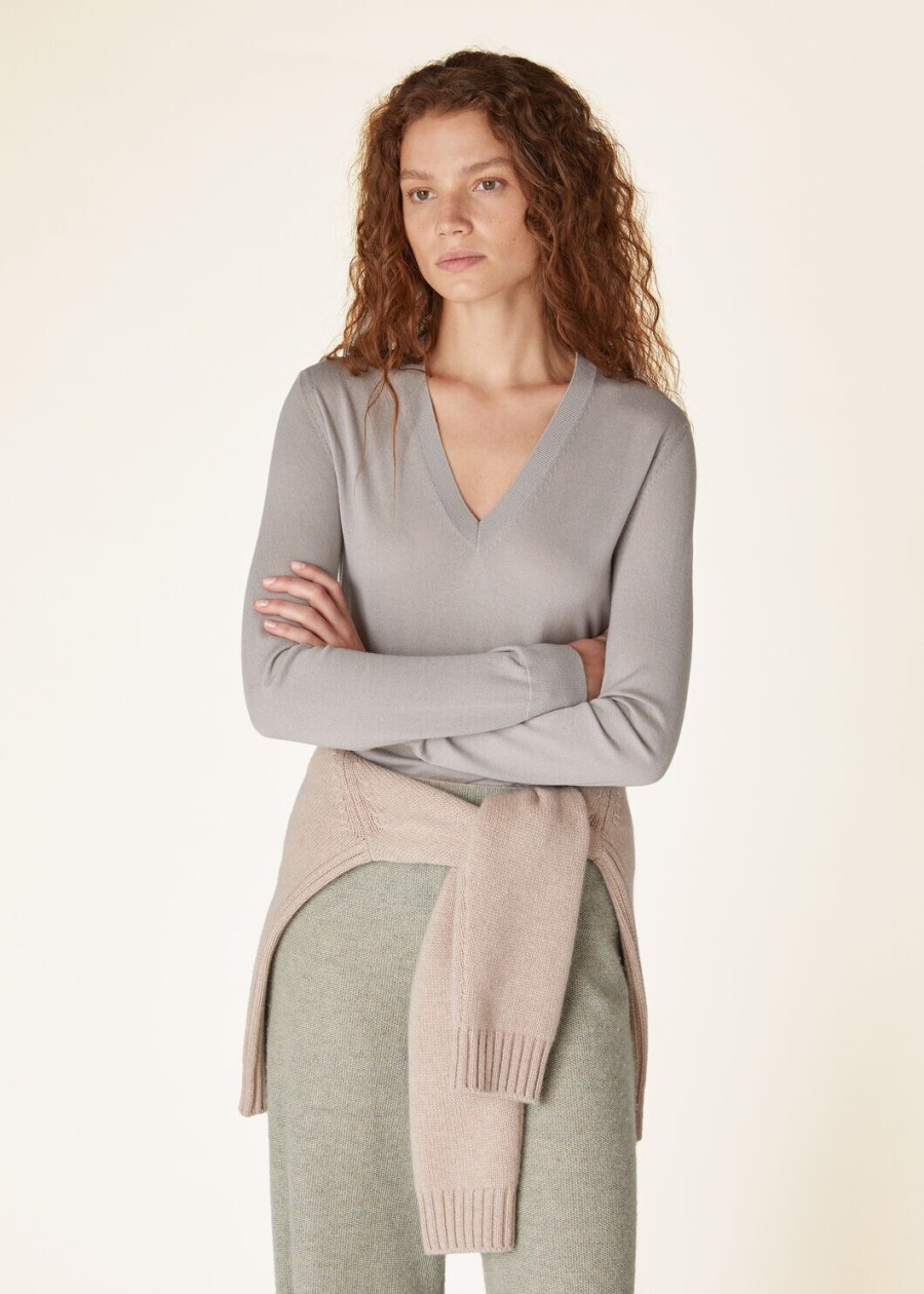 nowa piuma v-neck cashmere w kolorze szaro-niebieskim z dżinsem